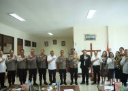 Temui, Kapolda Sulawesi Utara Irjen Pol Yudhiawan didampingi sejumlah pejabat utama dan Kapolres Tomohon AKBP Lerry Tutu melaksanakan kunjungan silaturahmi ke Kantor Sinode GMIM, Tomohon, Kamis (18/1/2024).