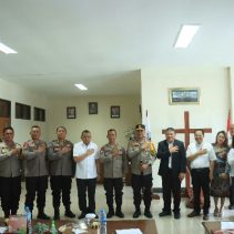 Temui, Kapolda Sulawesi Utara Irjen Pol Yudhiawan didampingi sejumlah pejabat utama dan Kapolres Tomohon AKBP Lerry Tutu melaksanakan kunjungan silaturahmi ke Kantor Sinode GMIM, Tomohon, Kamis (18/1/2024).