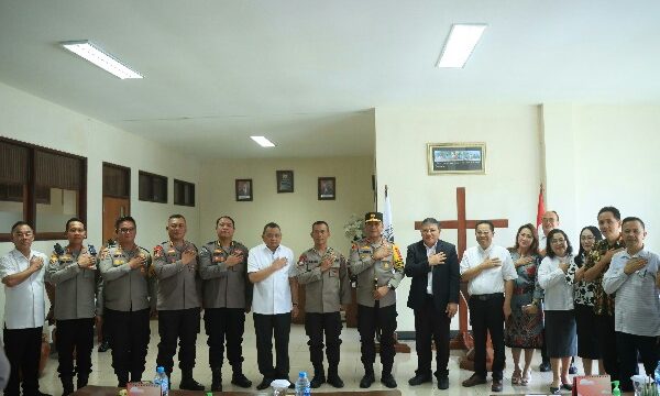 Temui, Kapolda Sulawesi Utara Irjen Pol Yudhiawan didampingi sejumlah pejabat utama dan Kapolres Tomohon AKBP Lerry Tutu melaksanakan kunjungan silaturahmi ke Kantor Sinode GMIM, Tomohon, Kamis (18/1/2024).