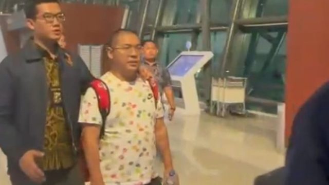 Buronan atau masuk dalam Daftar Pencarian Orang (DPO) sejak perkara disidik awal 2022 lalu yaitu pendiri robot trading Viral Blast diringkus Dittipideksus Bareskrim Polri menangkap Putra Wibowo.