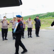 Foto: Jenazah Bripda Alfandi Steve Karamoy korban penembakan KKB Papua tiba di Banggai, Sulteng. (Dok. Istimewa) Baca artikel detiksulsel, "Jenazah Anggota Brimob Korban Penembakan KKB Papua Dipulangkan ke Sulteng" selengkapnya https://www.detik.com/sulsel/hukum-dan-kriminal/d-7152515/jenazah-anggota-brimob-korban-penembakan-kkb-papua-dipulangkan-ke-sulteng.