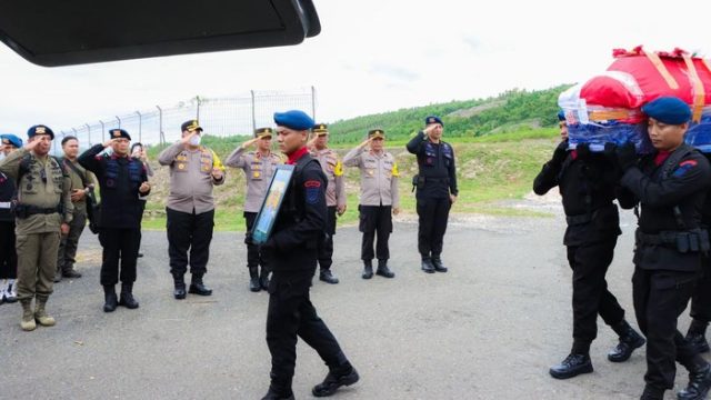 Foto: Jenazah Bripda Alfandi Steve Karamoy korban penembakan KKB Papua tiba di Banggai, Sulteng. (Dok. Istimewa) Baca artikel detiksulsel, "Jenazah Anggota Brimob Korban Penembakan KKB Papua Dipulangkan ke Sulteng" selengkapnya https://www.detik.com/sulsel/hukum-dan-kriminal/d-7152515/jenazah-anggota-brimob-korban-penembakan-kkb-papua-dipulangkan-ke-sulteng.