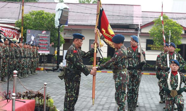 Kombes, Dhuaja atau panji lambang kesatuan Satbrimob Polda Sulawesi Utara (Sulut) “Satya Paramahita Girindra”, diserahkan oleh pejabat lama Dansatbrimob, Kombes Pol Brury Soekotjo kepada pejabat baru, Kombes Pol Agung Anggoro.