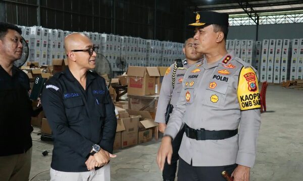 Cek Gudang Logistik KPU dan Kantor Bawaslu Kabupaten Minahasa Utara, Kapolda Sulut Irjen Pol Yudhiawan didampingi Karo Ops Kombes Pol Mugi