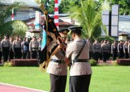 Pataka Maesa'an Waya resmi diserahkan dari pejabat lama Irjen Pol Setyo Budiyanto kepada pejabat baru Irjen Pol Yudhiawan dalam upacara. di halaman Mapolda Sulut, Rabu (10/1/2024) pagi.