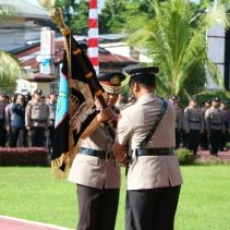 Pataka Maesa'an Waya resmi diserahkan dari pejabat lama Irjen Pol Setyo Budiyanto kepada pejabat baru Irjen Pol Yudhiawan dalam upacara. di halaman Mapolda Sulut, Rabu (10/1/2024) pagi.