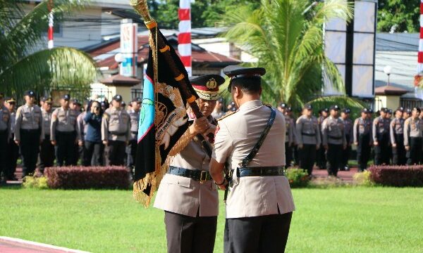 Pataka Maesa'an Waya resmi diserahkan dari pejabat lama Irjen Pol Setyo Budiyanto kepada pejabat baru Irjen Pol Yudhiawan dalam upacara. di halaman Mapolda Sulut, Rabu (10/1/2024) pagi.