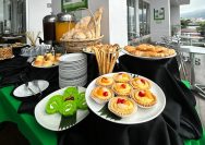 Snack sore hanya Rp 35.000 net per orangnya, All You Can Eat merupakan promo “Santai Sore Sejenak" Whiz Prime Hotel Megamas Manado mulai tanggal 2 Februari 2024 mendatang