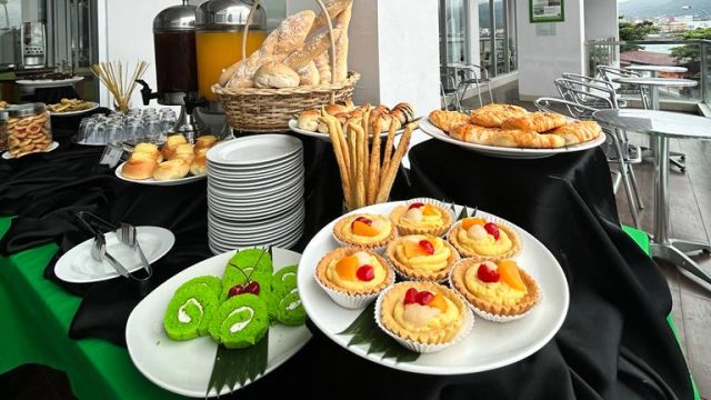 Snack sore hanya Rp 35.000 net per orangnya, All You Can Eat merupakan promo “Santai Sore Sejenak" Whiz Prime Hotel Megamas Manado mulai tanggal 2 Februari 2024 mendatang