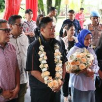 Selamat datang, Kapolda Sulawesi Utara yang baru Irjen Pol Yudhiawan dan Istri dijemput Wakapolda serta PJU di Bandara Sam Ratulangi.