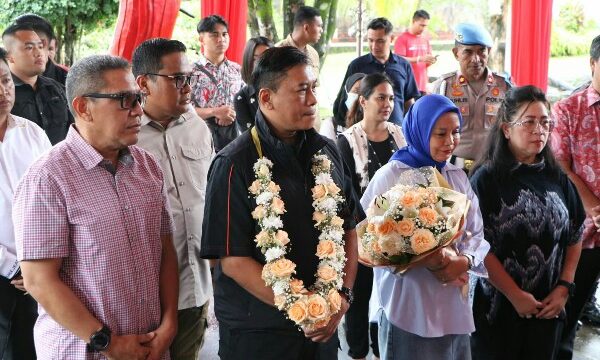 Selamat datang, Kapolda Sulawesi Utara yang baru Irjen Pol Yudhiawan dan Istri dijemput Wakapolda serta PJU di Bandara Sam Ratulangi.