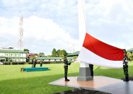 Kapoksahli Pangdam XIII/Merdeka Brigjen TNI Patar Sahat Panggabean, memimpin Upacara Bendera 17-an dengan bertindak selaku Inspektur Upacara bertempat di Lapangan Makodam XIII/Merdeka, Teling Atas, Manado. Rabu (17/1/2024).  