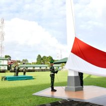 Kapoksahli Pangdam XIII/Merdeka Brigjen TNI Patar Sahat Panggabean, memimpin Upacara Bendera 17-an dengan bertindak selaku Inspektur Upacara bertempat di Lapangan Makodam XIII/Merdeka, Teling Atas, Manado. Rabu (17/1/2024).