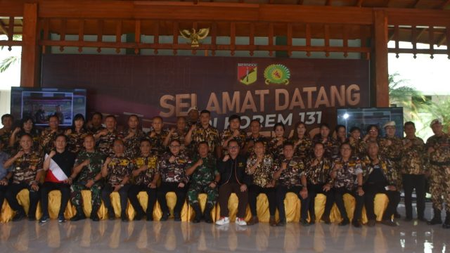 Komandan Korem (Danrem) 131/Stg Brigjen TNI Wakhyono melaksanakan tatap muka dengan Keluarga Besar TNI (KBT) yakni Forum Komunikasi Putra Putri Purnawirawan (FKPPI), Jumat (12/1/2024) di Markas Korem 131/Santiago.
