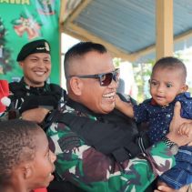 Pangkostrad, Letjen TNI Muhammad Saleh Mustafa, menembus hutan Papua Pegunungan untuk bertemu pasukan Pandawa Kostrad di Nduga. Dengan helikopter Caracal, tiba di Kenyam pada (30/12/2023) .