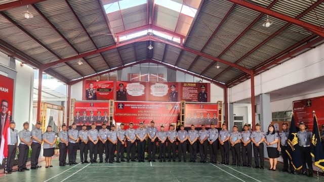 Kepala Kantor Wilayah Kementerian Hukum dan Hak Asasi Manusia (Kemenkumham) Sulawesi Utara, Ronald Lumbuun secara resmi mengukuhkan Tim Satuan Operasional Kepatuhan Internal Pemasyarakatan (Satopspatnal Pas). Kamis (4/1).