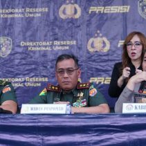 Penggelapan kendaraan, Penyidik Polda Metro Jaya membongkar penadah dan penjualan kendaraan hasil kejahatan oleh tersangka MY, EI, Mayor Czi BP, Kopda AS, dan Praka J. Perbuatan para tersangka terbongkar dari laporan dua korban.