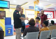 Kakanwil Kemenkumham Sulut Ronald Lumbuun memantau layanan paspor simpatik yang digelar Kantor Imigrasi Kelas I TPI Manado