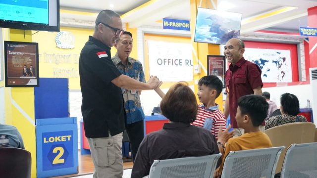 Kakanwil Kemenkumham Sulut Ronald Lumbuun memantau layanan paspor simpatik yang digelar Kantor Imigrasi Kelas I TPI Manado