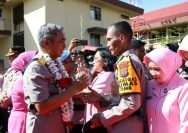Pindah tugas, Polda Sulawesi Utara menggelar tradisi farewell parade pedang pora terhadap pejabat Kapolda Sulut yang lama, Irjen Pol Setyo Budiyanto, Rabu (10/1/2024) sore, di halaman Mapolda.