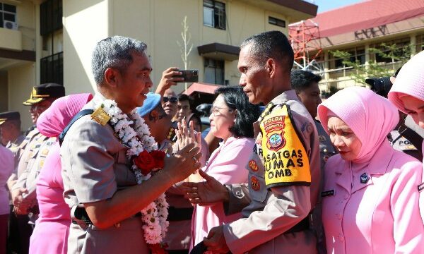 Pindah tugas, Polda Sulawesi Utara menggelar tradisi farewell parade pedang pora terhadap pejabat Kapolda Sulut yang lama, Irjen Pol Setyo Budiyanto, Rabu (10/1/2024) sore, di halaman Mapolda.