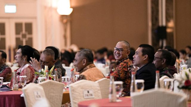 Kepala Kantor Wilayah Kemenkumham Sulawesi Utara Ronald Lumbuun bersama Kepala Divisi Administrasi John Batara dan Kepala Divisi Pelayanan Hukum dan HAM Rudy Hendra Pakpahan turut menghadiri ibadah perayaan Natal yang bertema “Kemuliaan Bagi Allah dan Damai Sejahtera di Bumi”.