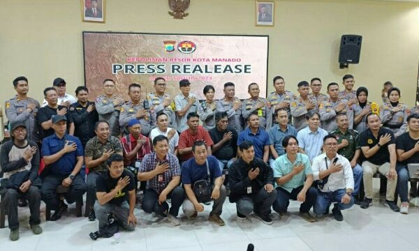 Polresta Manado menggelar Rilis Akhir Tahun 2023 di Aula Mako Polresta Manado. Kegiatan ini dipimpin oleh Kapolresta Manado Kombes Pol Julianto. Sirait, didampingi Wakapolresta Manado AKBP Faisol Wahyudi, Minggu (31/12/2023).