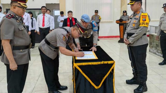 Kabag SDM disertijabkan Kapolres Minahasa Selatan (Minsel) AKBP Feri R. Sitorus, SIK, MH; dalam upacara sertijab dan pengambilan sumpah di Graha Tatag Trawang Tungga, Jumat (26/1/2024).