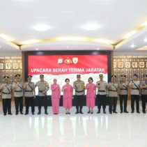 Empat PJU dan Satu Kapolres Disertijabkan Kapolda Irjen Pol Yudhiawan di aula Tribrata Polda Sulut, yang dihadiri oleh Wakapolda Sulut Irjen Pol Jan de Fretes, para PJU Polda, Kapolresta dan para Kapolres jajaran, Bhayangkari serta perwakilan personel Polri, Senin (15/1/2024).