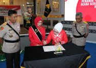 Tugas Ibu Asuh Polisi Wanita (Polwan) Polda Sulawesi Utara (Sulut) diserahterimakan secara resmi dari Ny. Henny Setyobudi kepada Ny. Yunita Yudhiawan, pada Rabu (10/1/2024) pagi, di Ruang Catur Prasetya Mapolda.