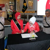 Tugas Ibu Asuh Polisi Wanita (Polwan) Polda Sulawesi Utara (Sulut) diserahterimakan secara resmi dari Ny. Henny Setyobudi kepada Ny. Yunita Yudhiawan, pada Rabu (10/1/2024) pagi, di Ruang Catur Prasetya Mapolda.