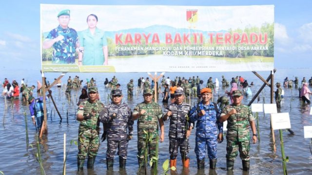 Melalui Karya Bakti Terpadu, Kodam XIII/Merdeka Peduli Mangrove dan Sesama
