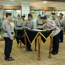 Kepala Kepolisian Daerah (Kapolda) Sulawesi Utara (Sulut) resmi diserahterimakan dari Irjen Pol Drs. Setyo Budiyanto, S.H., M.H. kepada Irjen Pol Yudhiawan, S.I.K., S.H., M.H.