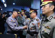Kadiv Humas Polri memimpin upacara serah terima jabatan (sertijab) sejumlah pejabat utama dan kenaikan pangkat (korps rapor).