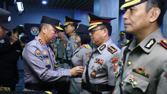 Kadiv Humas Polri memimpin upacara serah terima jabatan (sertijab) sejumlah pejabat utama dan kenaikan pangkat (korps rapor).