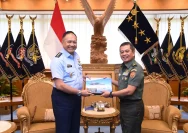 Kasau Marsekal TNI Fadjar Prasetyo, S.E., M.P.P., CSFA., menerima kunjungan Kepala Pusat Penerangan Tentara Nasional Indonesia (Kapuspen TNI) Mayjen TNI Dr. Nugraha Gumilar, M.Sc., di Ruang Kerja Kasau, Mabesau, Cilangkap, Jakarta Timur, Selasa (9/1/2024).