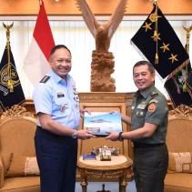Kasau Marsekal TNI Fadjar Prasetyo, S.E., M.P.P., CSFA., menerima kunjungan Kepala Pusat Penerangan Tentara Nasional Indonesia (Kapuspen TNI) Mayjen TNI Dr. Nugraha Gumilar, M.Sc., di Ruang Kerja Kasau, Mabesau, Cilangkap, Jakarta Timur, Selasa (9/1/2024).