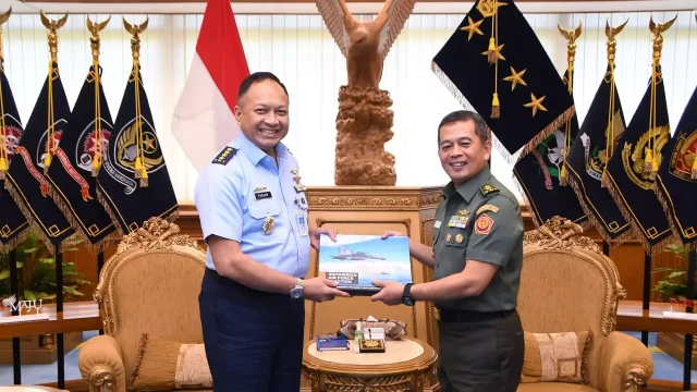 Kasau Marsekal TNI Fadjar Prasetyo, S.E., M.P.P., CSFA., menerima kunjungan Kepala Pusat Penerangan Tentara Nasional Indonesia (Kapuspen TNI) Mayjen TNI Dr. Nugraha Gumilar, M.Sc., di Ruang Kerja Kasau, Mabesau, Cilangkap, Jakarta Timur, Selasa (9/1/2024).