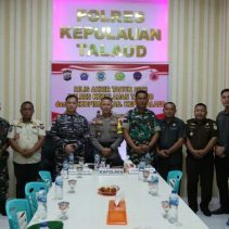 Kapolres Kepulauan Talaud AKBP Muhammad Chaidir didampingi Forkopimda Talaud dan para PJU Polres serta pewarta dari berbagai media, baik media cetak dan online.