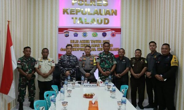 Kapolres Kepulauan Talaud AKBP Muhammad Chaidir didampingi Forkopimda Talaud dan para PJU Polres serta pewarta dari berbagai media, baik media cetak dan online.