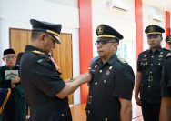 Lantik,  Kepala Kantor Wilayah Kementerian Hukum dan HAM Sulawesi Utara Ronald Lumbuun melantik dan mengambil Sumpah/Janji Pejabat Administrasi,