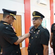 Lantik,  Kepala Kantor Wilayah Kementerian Hukum dan HAM Sulawesi Utara Ronald Lumbuun melantik dan mengambil Sumpah/Janji Pejabat Administrasi,