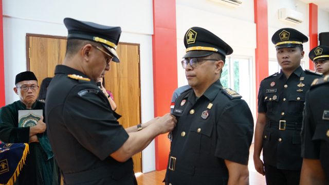 Lantik,  Kepala Kantor Wilayah Kementerian Hukum dan HAM Sulawesi Utara Ronald Lumbuun melantik dan mengambil Sumpah/Janji Pejabat Administrasi,
