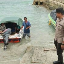 Nelayan asal Kelurahan Melonguane Timur ditemukan terdampar di Pantai Ananawo Desa Kalongan Utara Kecamatan Kalongan