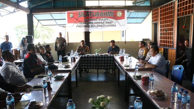 Ngopi bareng Kapolda Sulawesi Utara (Sulut) Irjen Pol Yudhiawan bersilaturahmi dengan sejumlah organisasi kemasyarakatan (ormas) adat Provinsi Sulut, pada Selasa (23/1/2024) sore.