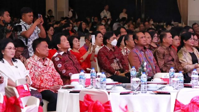 Sukacita, Danlanud Sam Ratulangi Marsma TNI Ramot C.P. Sinaga, S.E., M.Han., menghadiri Perayaan Natal dan Syukur Tahun Baru 2024 Universitas Sam Ratulangi yang dibuka oleh Gubernur Sulawesi Utara Bapak Prof. Dr. (H.C.) Olly Dondokambey, S.E., di Gedung Manado Convention Centre, Manado, Sulawesi Utara. Sabtu (13/1/2024).