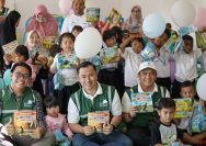 Penyerahan buku kepada murid PAUD KB Budi Mulya Desa Padang pada Juli 2023.