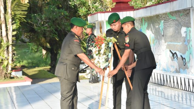 Korem 131/Santiago melaksanakan ziarah rombongan ke Taman Makam Pahlawan, Kairagi Manado yang dipimpin langsung Komandan Korem 131/Santiago Brigjen TNI Wakhyono, Rabu (3/1/2024).