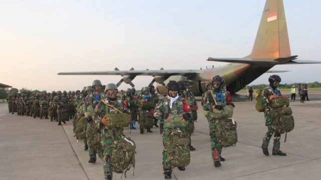 Terjun payung Taktis dalam rangkaian Latihan Taktis Tingkat Batalyon.300 Prajurit Yonif 501/BY/18/2/KOSTRAD