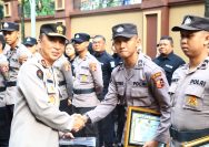 Apresiasi Perolehan Nilai Kompetensi Tertinggi, Kadiv Humas Beri Beasiswa 6 Bintara